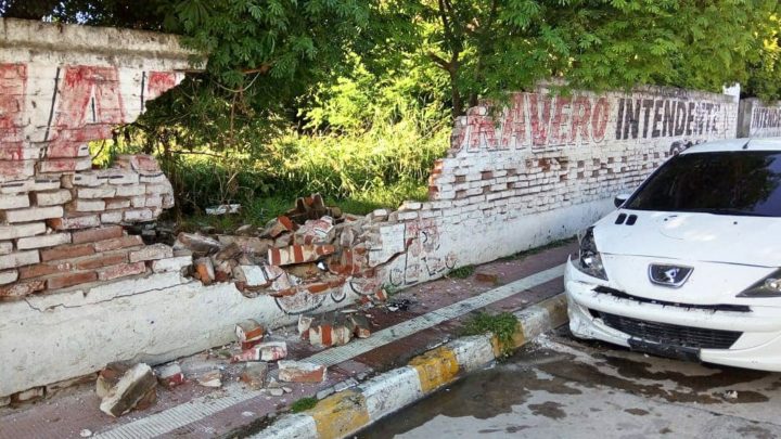 Para no pasar en rojo, chocó una camioneta y una tapia