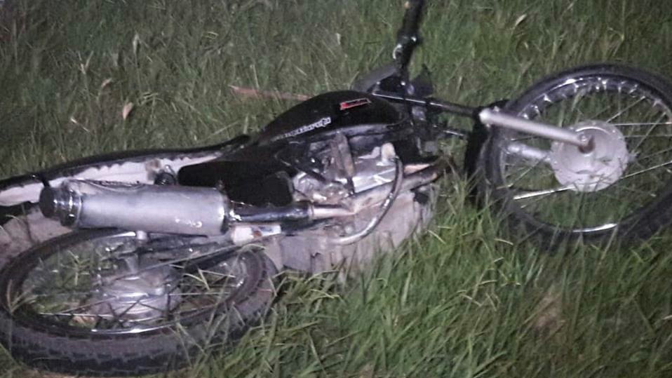 Un motociclista está grave tras chocar y luego ser atropellado