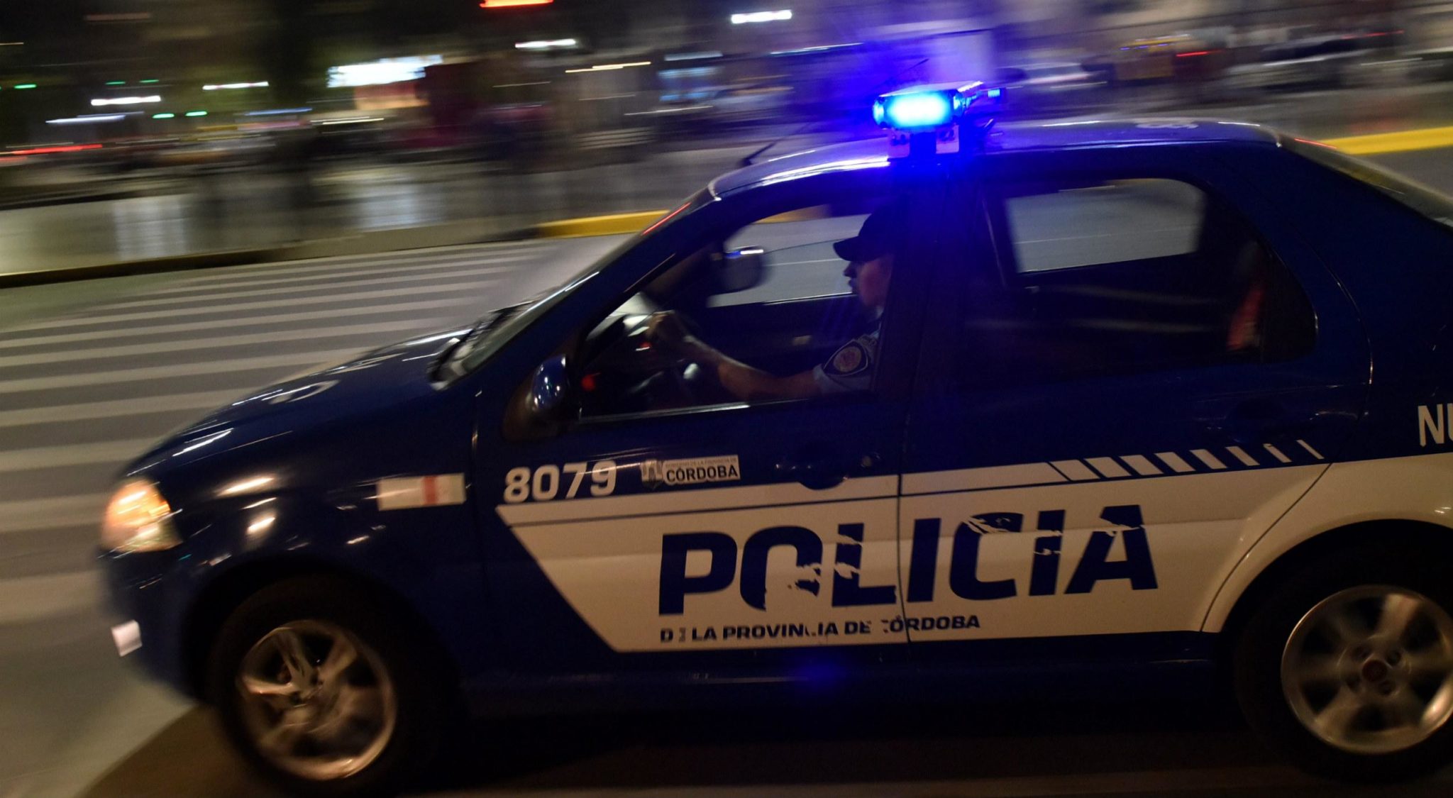 Le pegó a un policía que quiso separarlo en una pelea