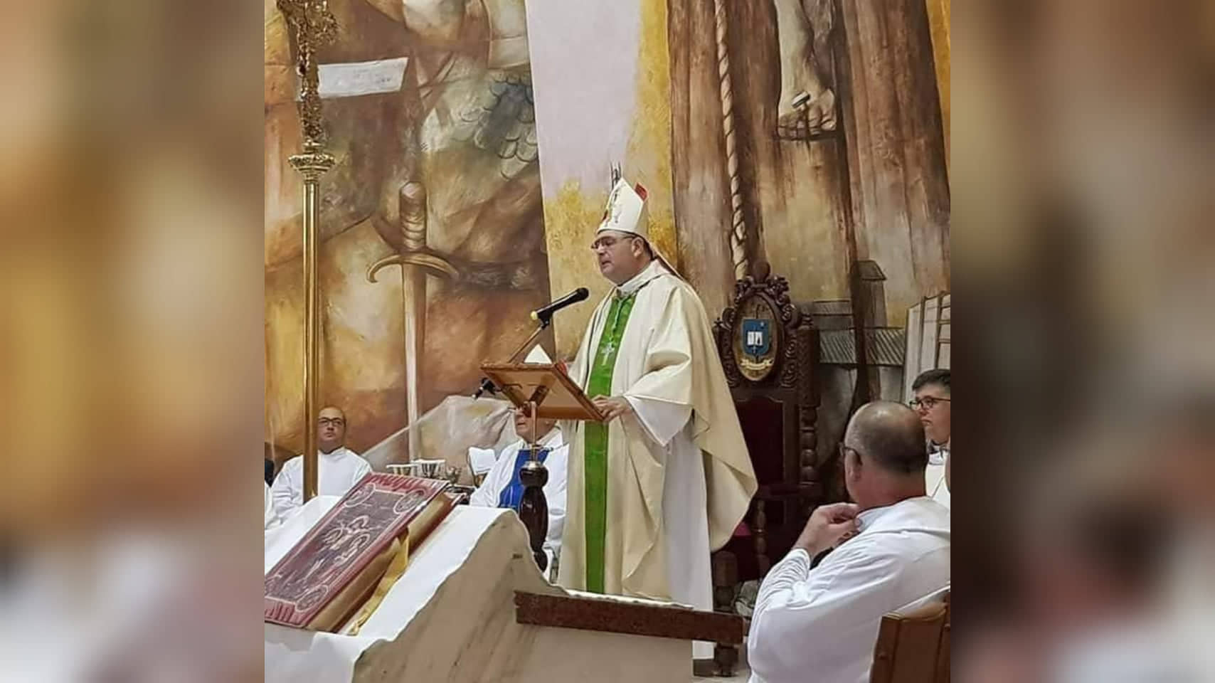 El obispo Buenanueva leyó, por primera vez, la homilía desde su tablet
