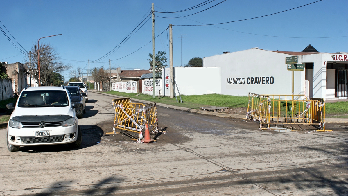 Realizan mantenimiento de la red de agua corriente sobre calle Alfonsín