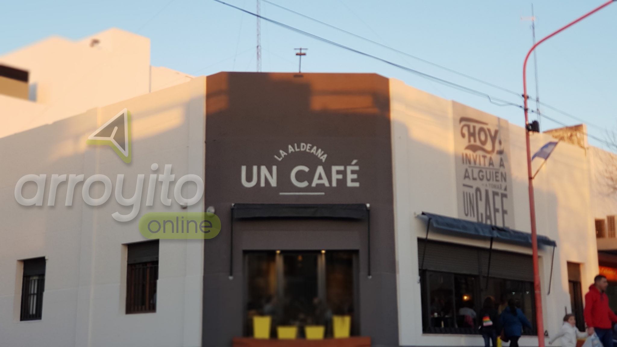 La Aldena abrió su cafetería en la emblemática esquina de San Martín y Sarmiento