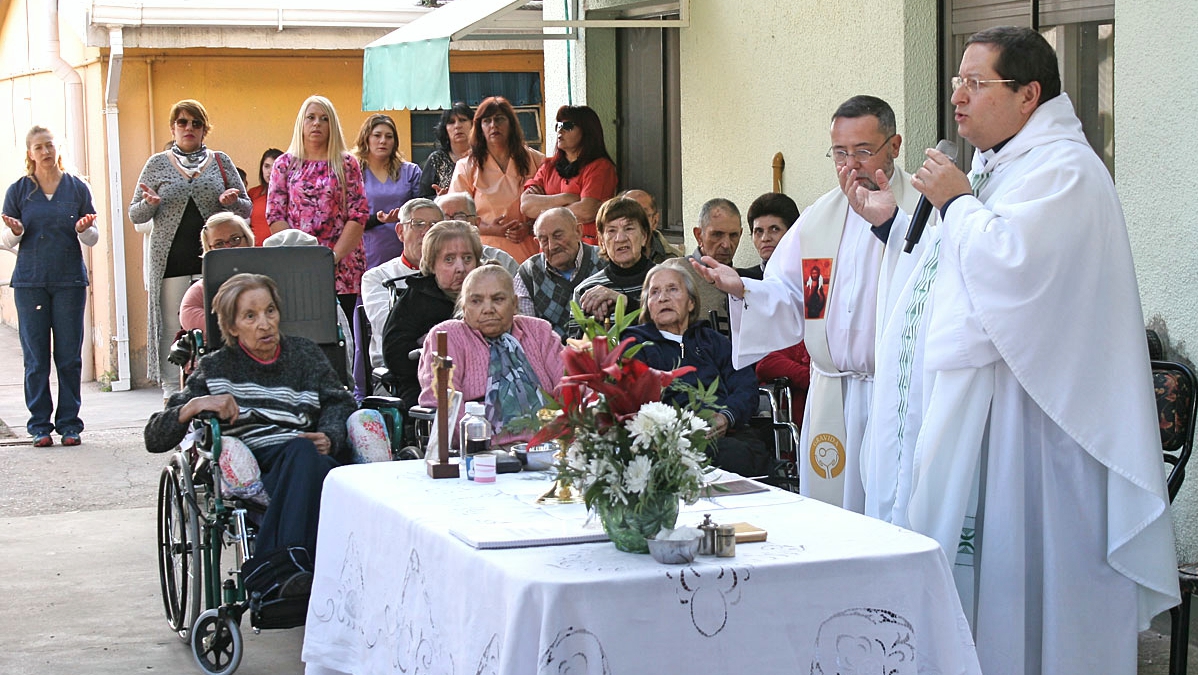 Padre Gabriel celebró la misa y unción de los enfermos en el Hogar de Ancianos Juan XXIII