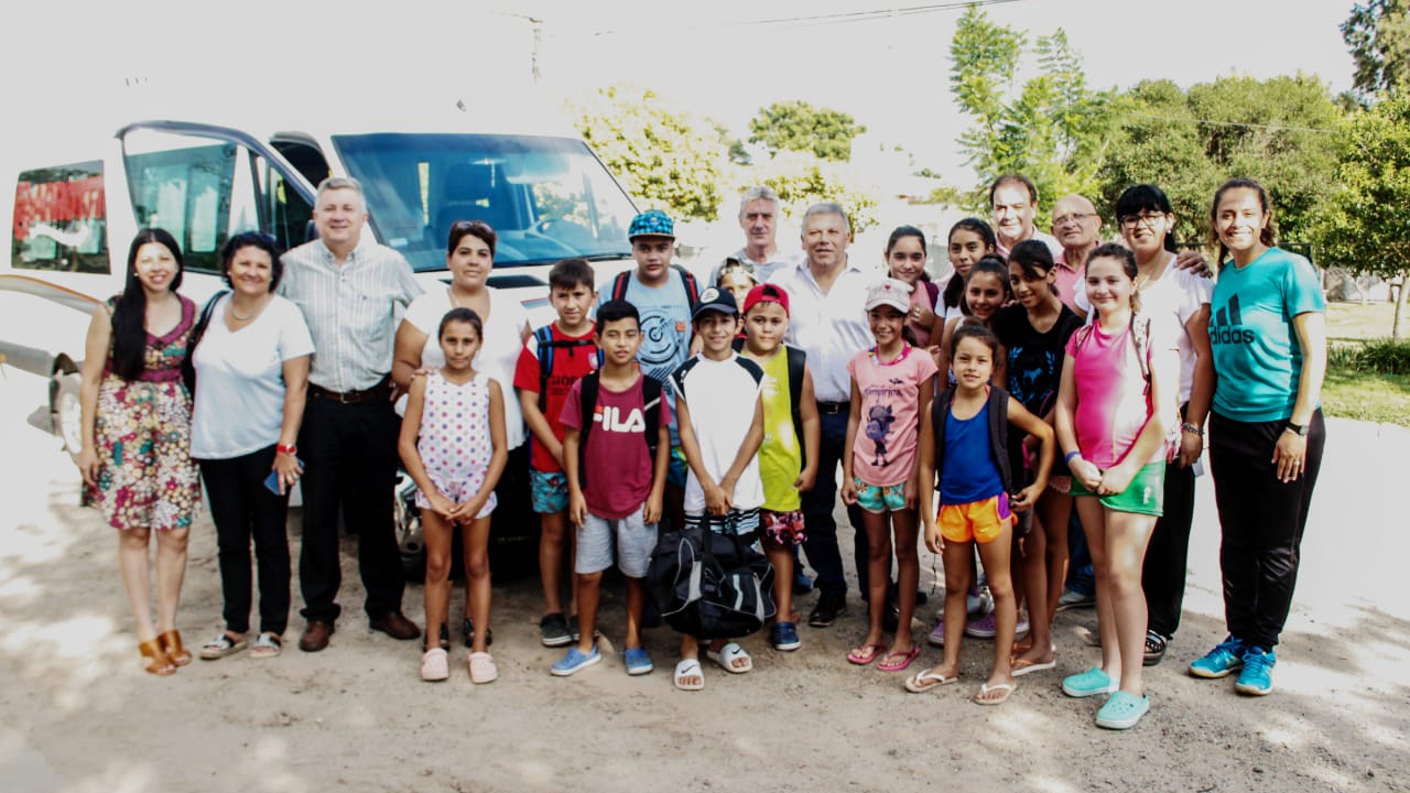 Escuela de Verano: salió, por primera vez, el transporte gratuito que une El Fuertecito con Arroyito