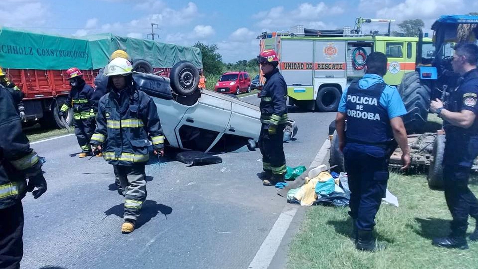 Renault 19 chocó con un tractor y quedó tumbado en la vía pública