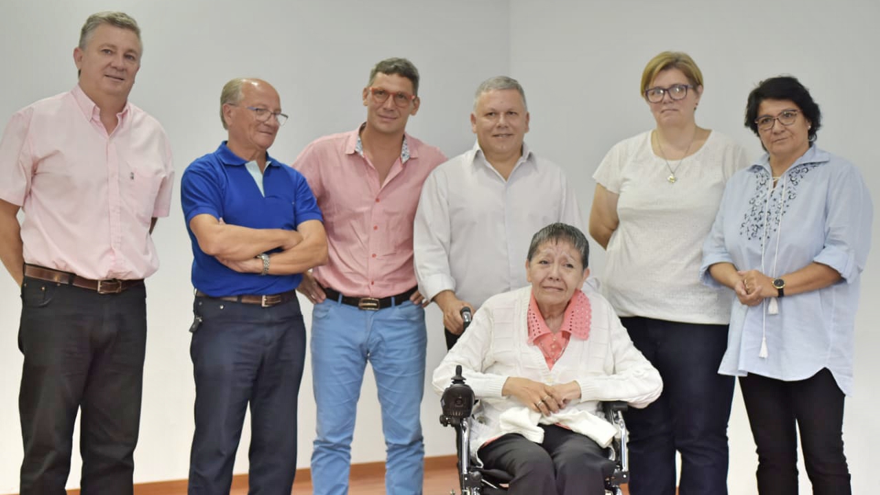 Ana Albarracín recibió la donación de una silla de ruedas motorizada