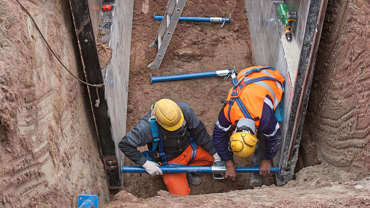 Avanza la obra de cloacas del sur: excavan para la colocación de tubos de la cañería maestra