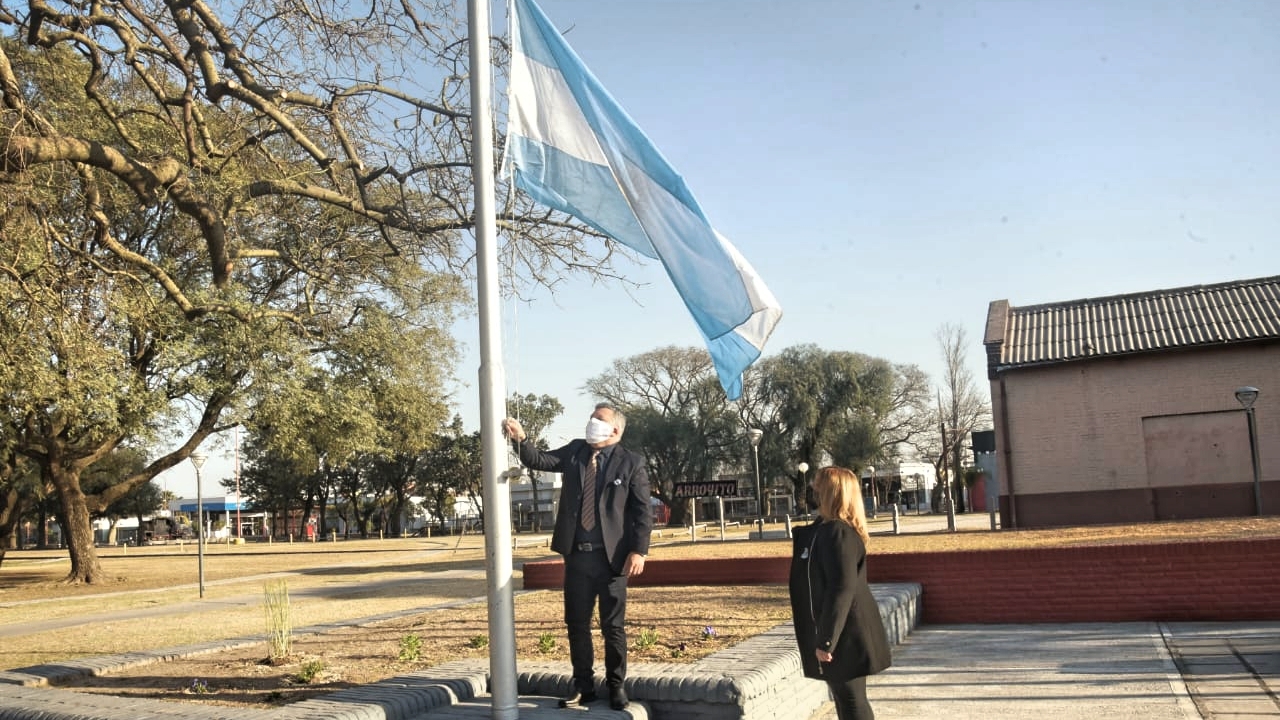 Autoridades municipales izaron la bandera en honor a San Martín