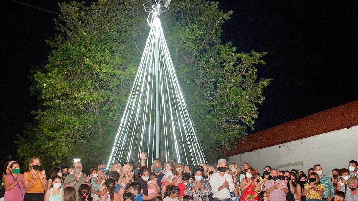Inauguraron el árbol navideño en el Parque Romero