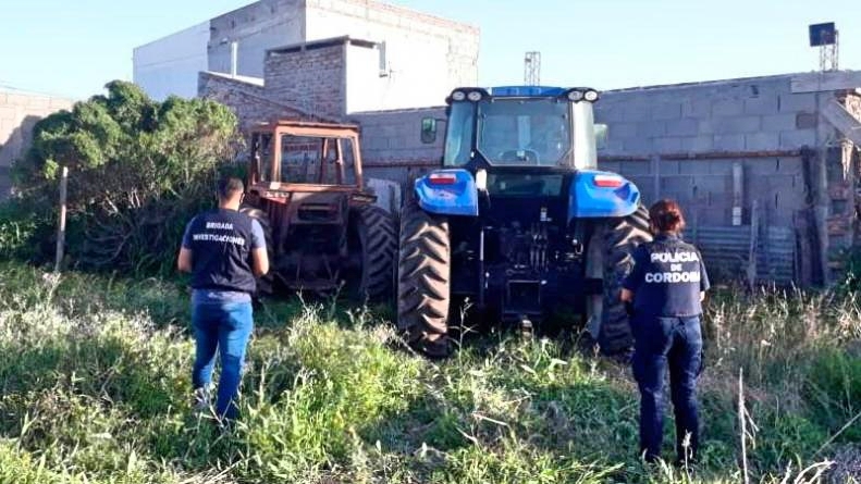 Productor agropecuario de Sacanta alquiló un avión y recuperó los dos tractores que le robaron