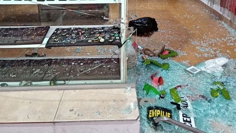 Rompieron puerta de vidrio y robaron en local comercial del centro