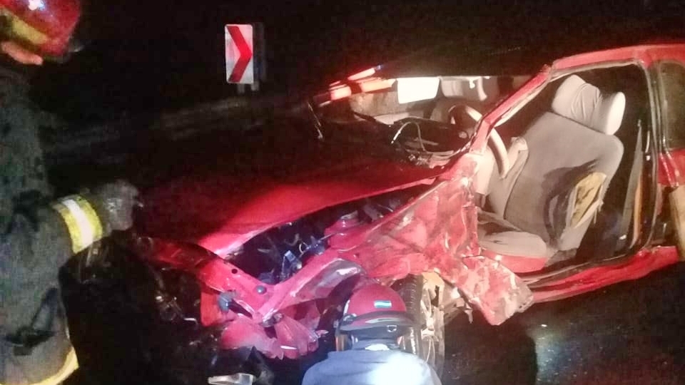 Otro choque en la 19: el conductor de un auto sufrió lesiones graves tras colisionar con camión