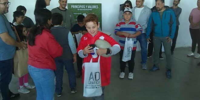 La Unión Cordobesa de Rugby sorprendió a Joaquín, el chico de Arroyito que ayudó a su amigo a comprar lentes nuevos