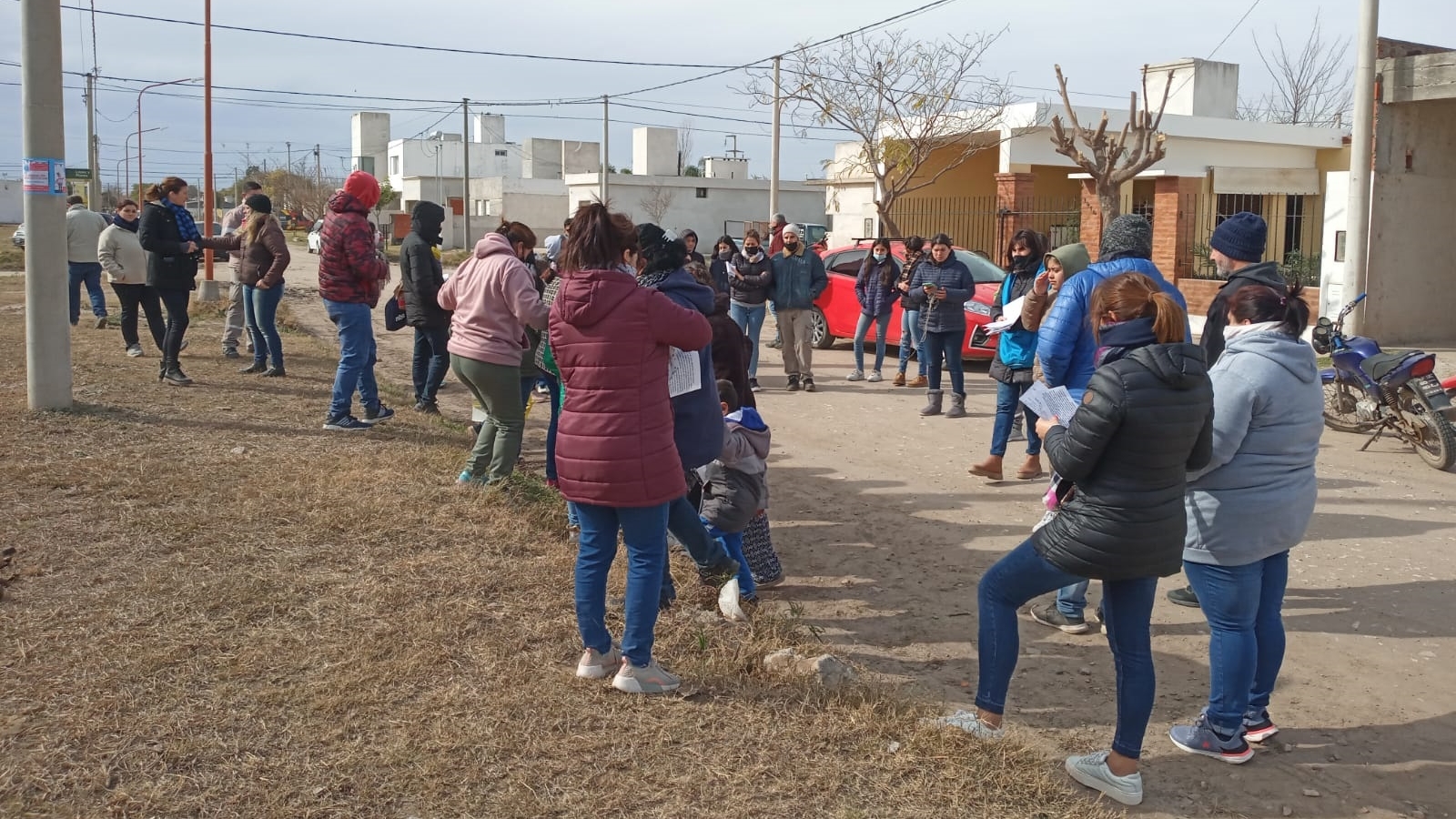 Padres de alumnos de la Escuela ProA de Arroyito se manifestaron frente a la obra en construcción del edificio propio