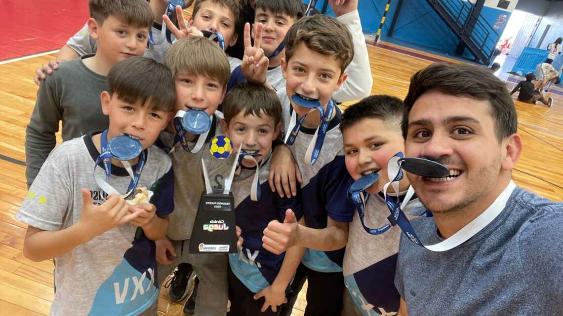 Arroyito celebra el subcampeonato provincial de handball de la Escuela José María Paz Arroyito celebra el subcampeonato provincial de handball de la Escuela José María Paz