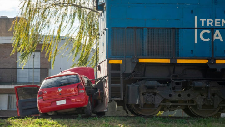 Arroyito: el tren arrastró 50 metros a un automóvil y no hubo heridos