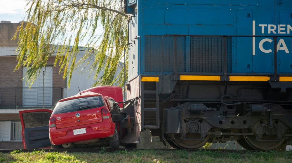 Arroyito: el tren arrastró 50 metros a un automóvil y no hubo heridos