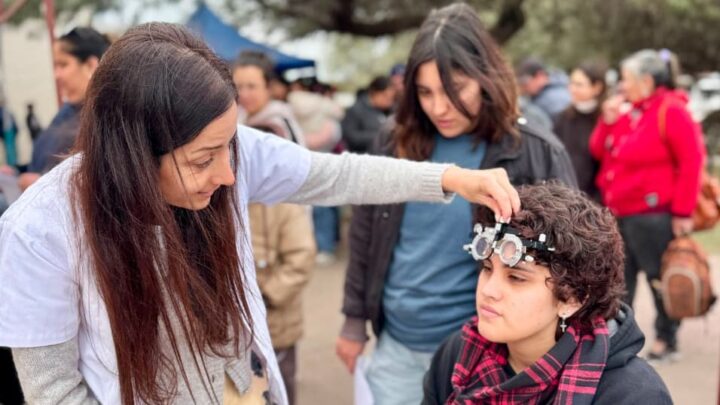 Arroyito coordinó con éxito la llegada de “Ver para ser libres”: 189 niños y adolescentes recibieron sus anteojos recetados sin costo