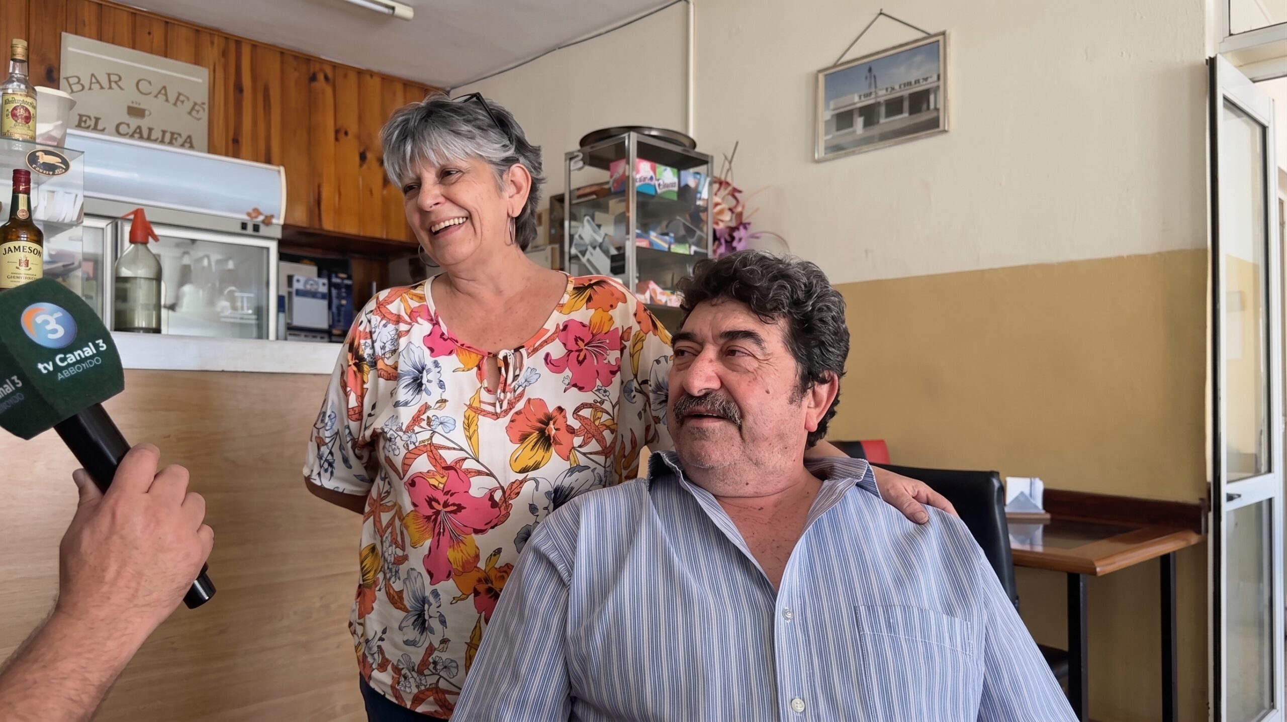Nora y "Bicho" en enero de 2026, durante la entrevista realizada por Canal 3, en bar El Califa.