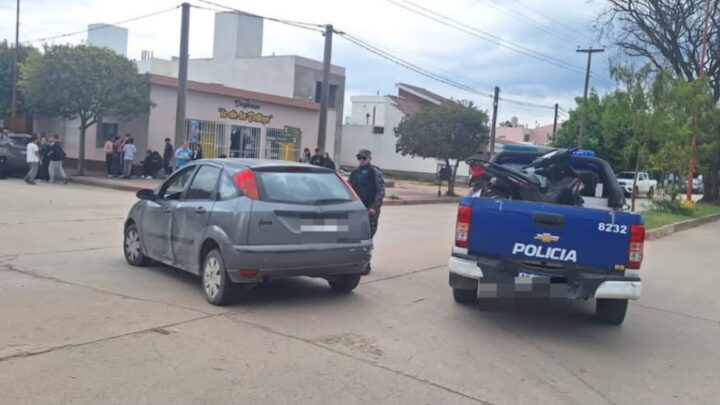 Arroyito: una motociclista sufrió lesiones graves tras un choque en la avenida Bernardi